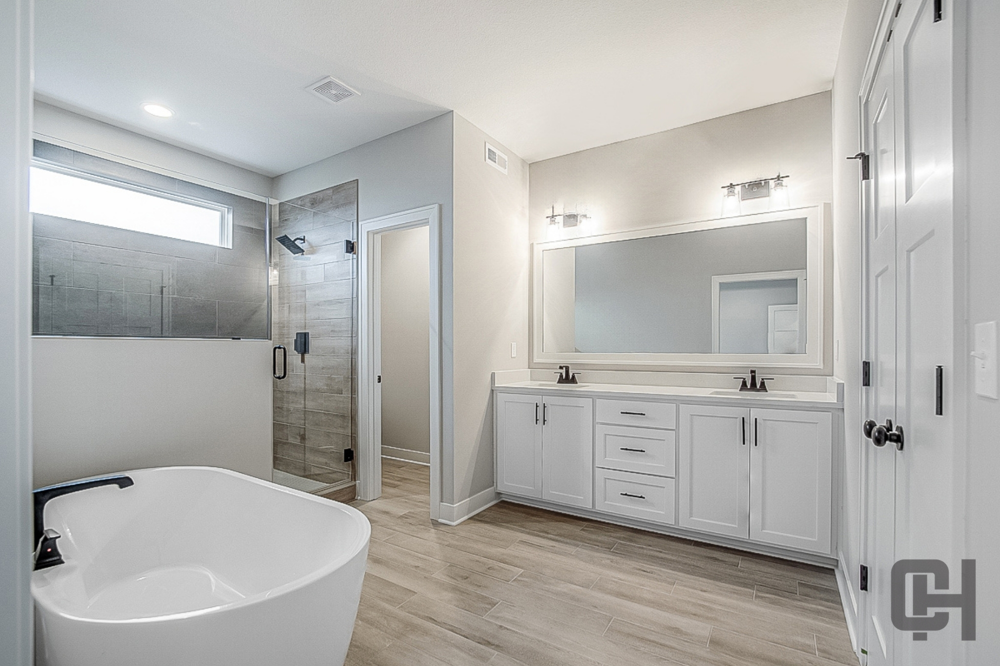 Verona II Bathroom With Freestanding Soaking Tub