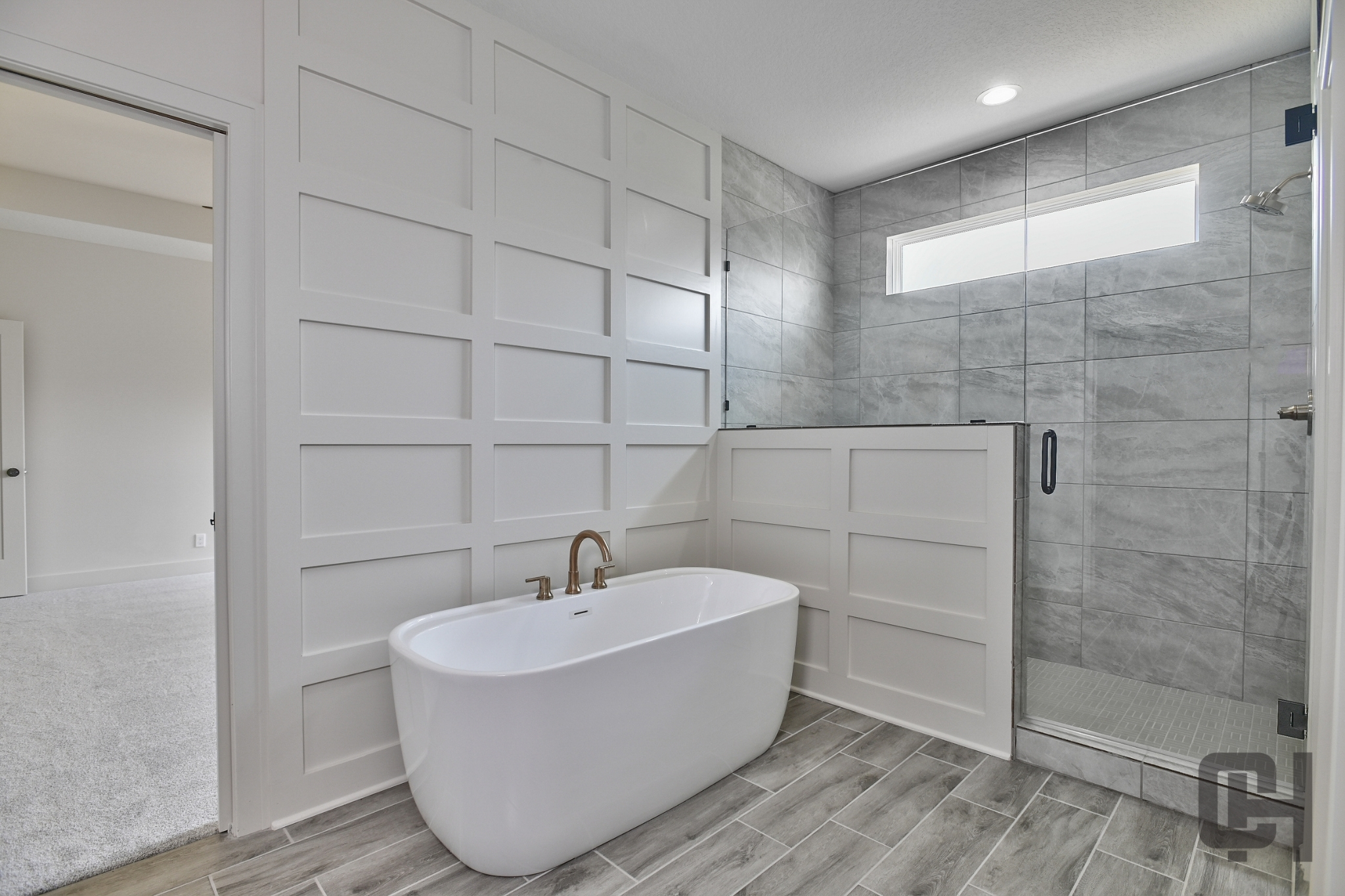 Verona II Bathroom With Tub And Shower Combination