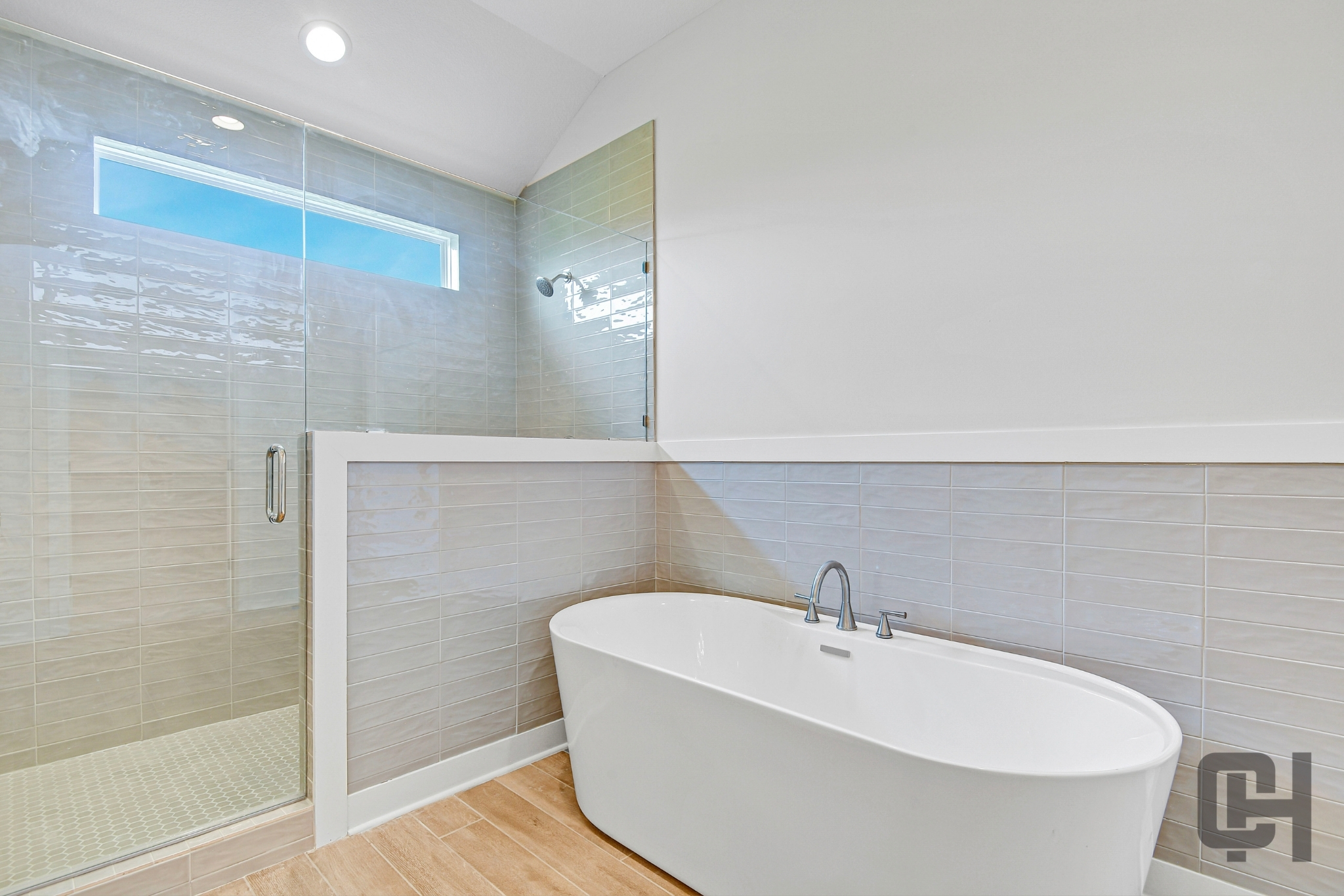 Verona III Bathroom With Tub And Shower Combination