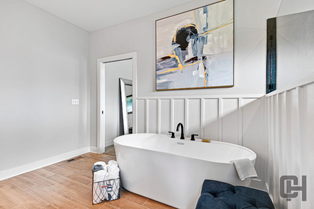 Verona III Bathroom With Freestanding Soaking Tub