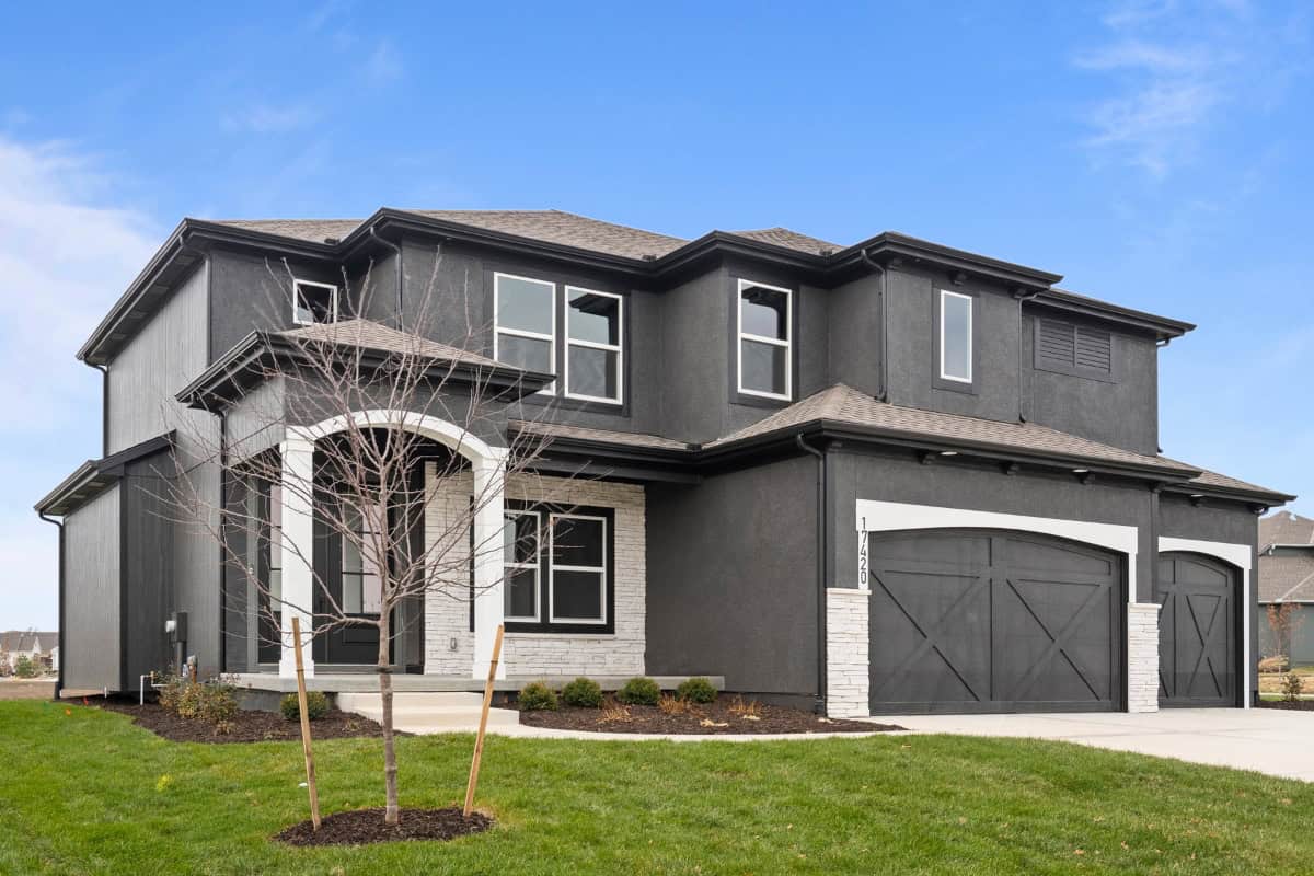 Modern front elevation of Comerio home in Northwest Arkansas